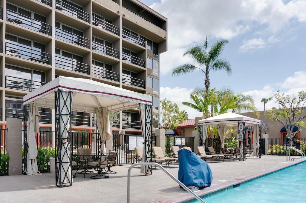 Howard Johnson By Wyndham Fullerton/Anaheim Conference Cntr Dış mekan fotoğraf